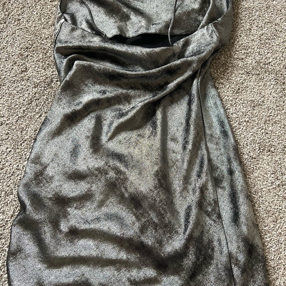 Metallic dress with gathering on the side - Picture 3 of 6